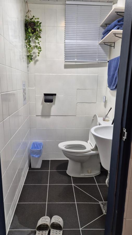 Walking Distance to Sindorim Station, 3 Rooms, 4 Queen Beds, 2 Bathrooms, 1 Minute to Yeongdeungpo Station Bus Stop - Bed and Breakfast Seoel