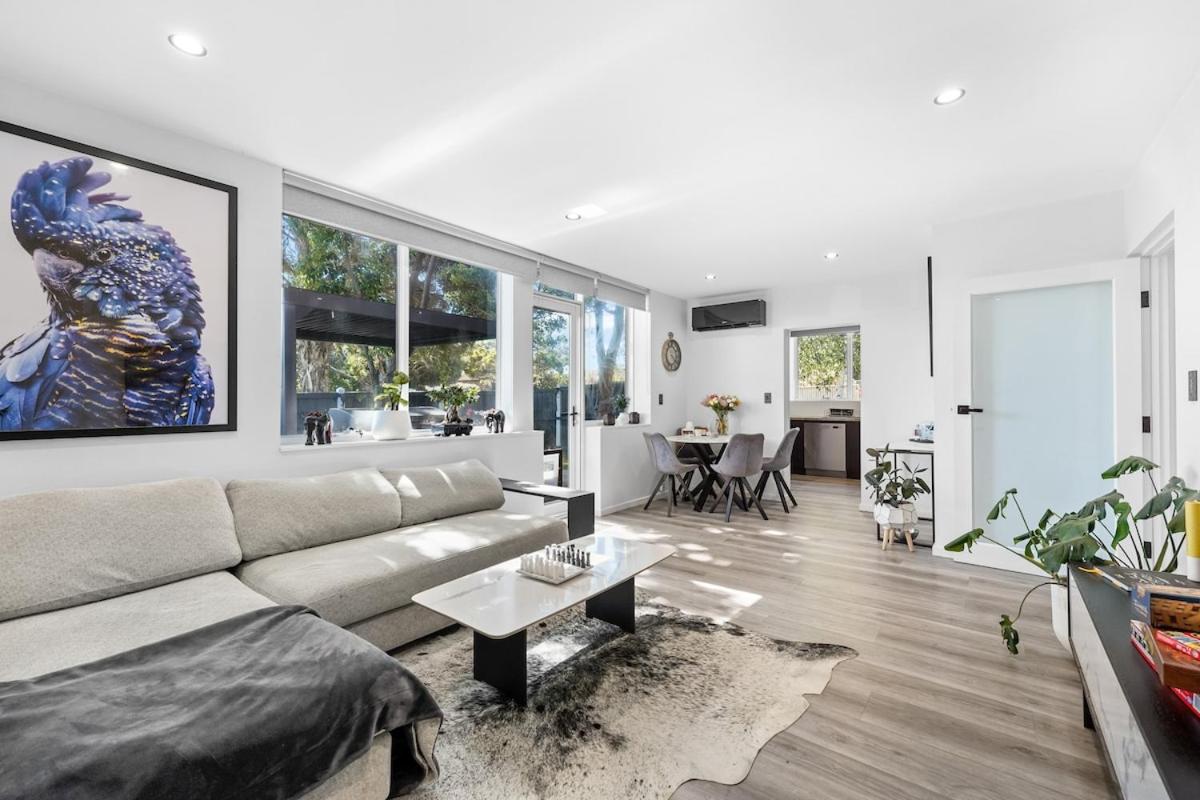 Magnolia Retreat - Stylish with Courtyard! - B&B