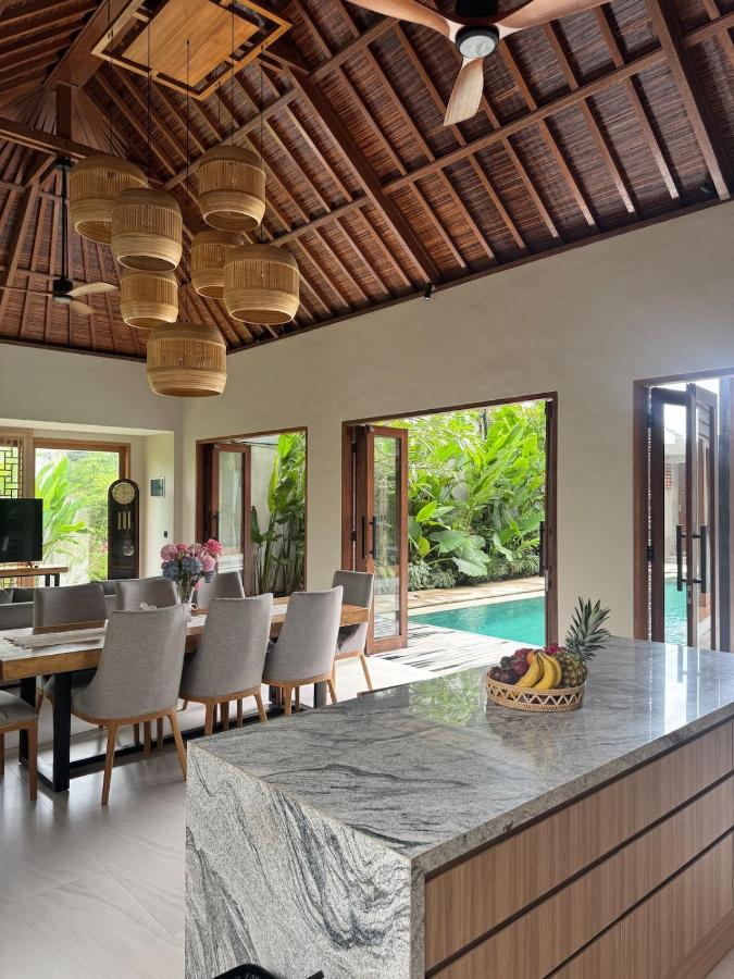Family Haven 6BR Luxe Villa in Berawa, Canggu - Ferienwohnung Canggu