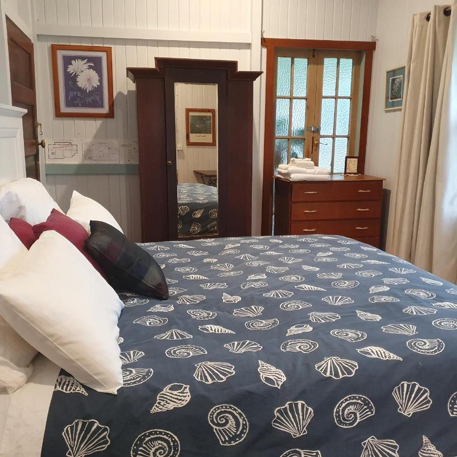 Habitación con cama extragrande y vistas a la montaña