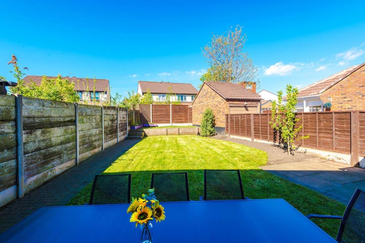 NEW! Spacious 3-Bed by 53 Degrees Property, Ideal for Weekend Guests & Business! - B&B