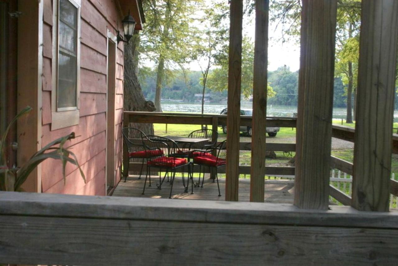 Spacious 10-Person Cabin Rental on Lake Dunlap near Austin, Texas - B&B