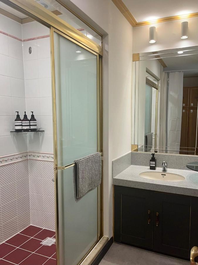 NewsenseG-1sec from Hongdae Sub&wifi - B&B Seul