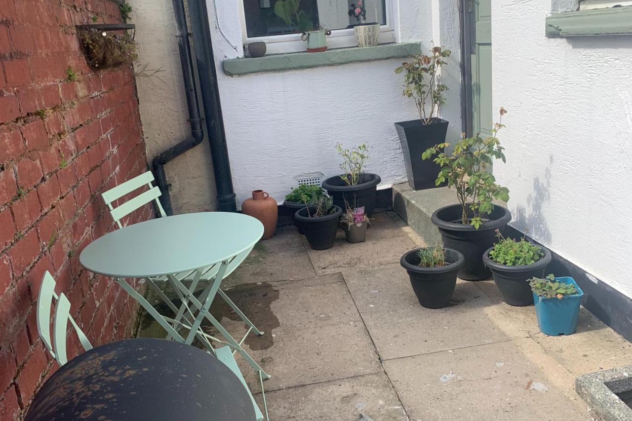 Sleeps 7 Home Blackpool w Free Parking BBq WiFi - B&B