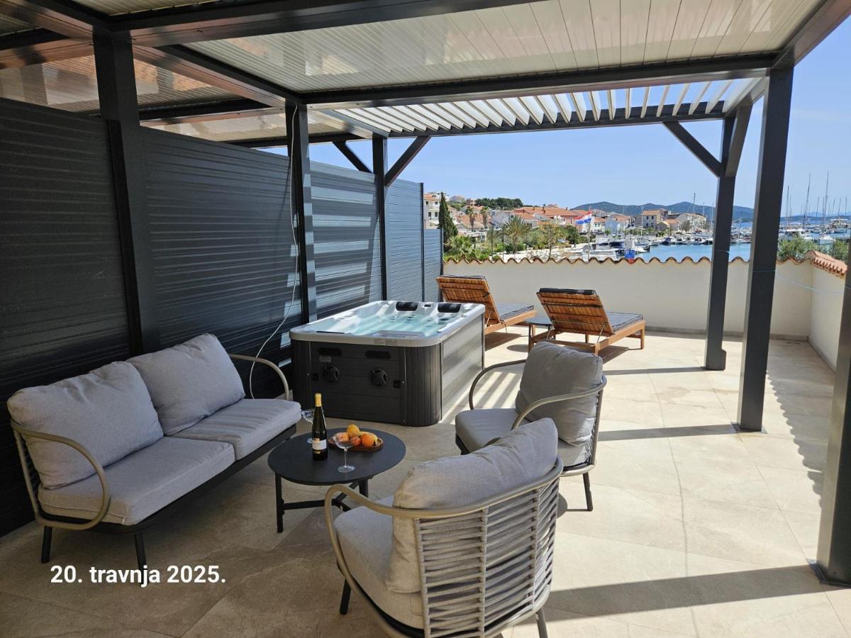 Dora apartments Jezera - B&B