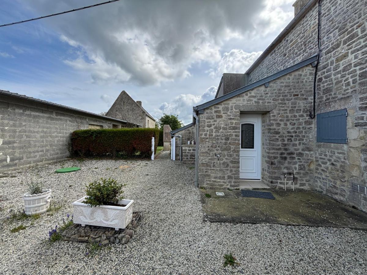 L Ancre Maison séjour spacieux lumineux avec jardin et extérieur aménagé terrain de petanque proche Omaha beach, Grandcamp Maisy et pointe du Hoc - Chambres d'hôtes Saint-Pierre-du-Mont