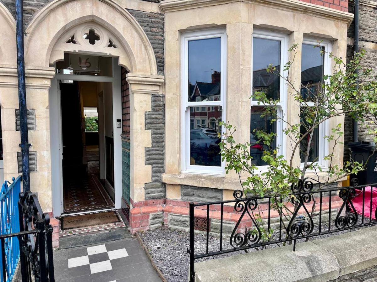 Modern, spacious, and elegant four bedroom home - B&B Cardiff