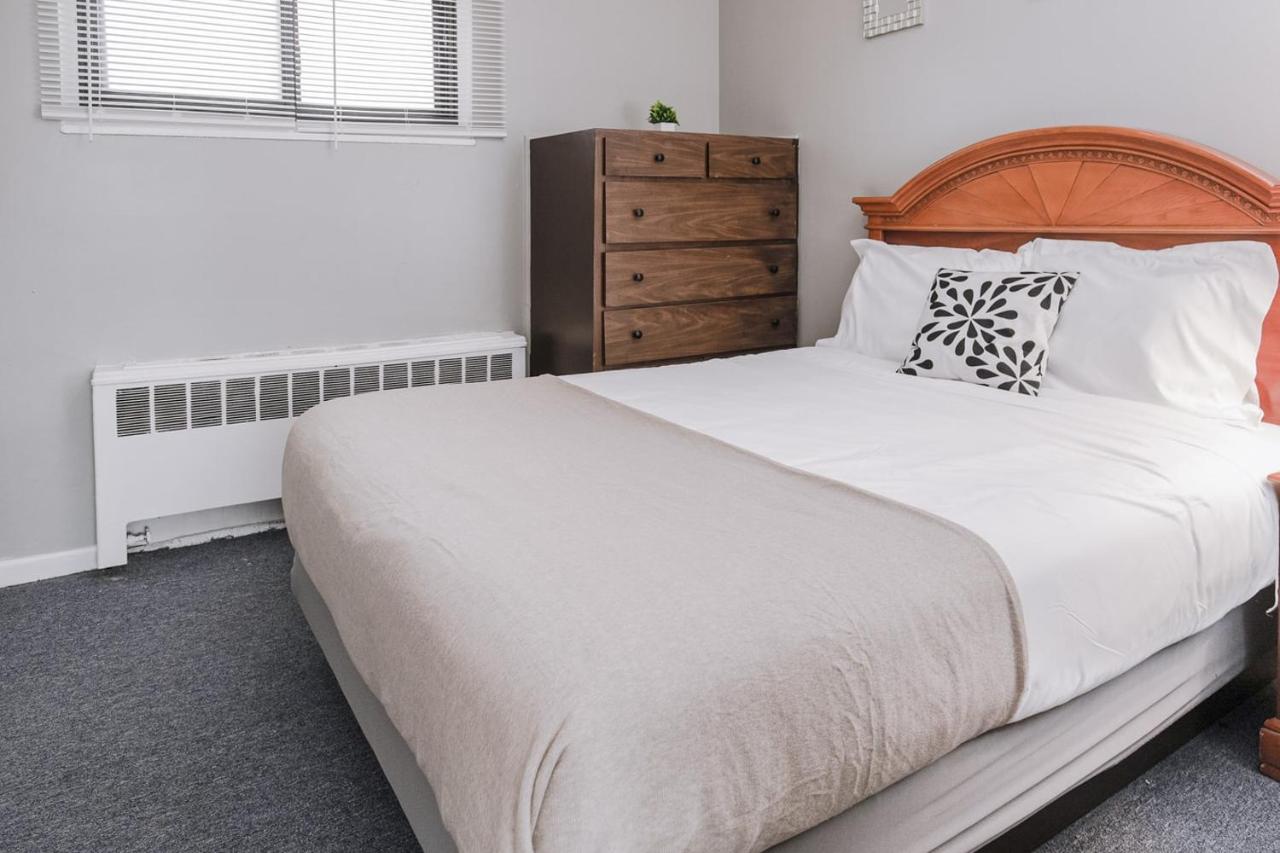 Charming Room w Private Bath Wi-Fi in Brownstown - B&B Woodhaven