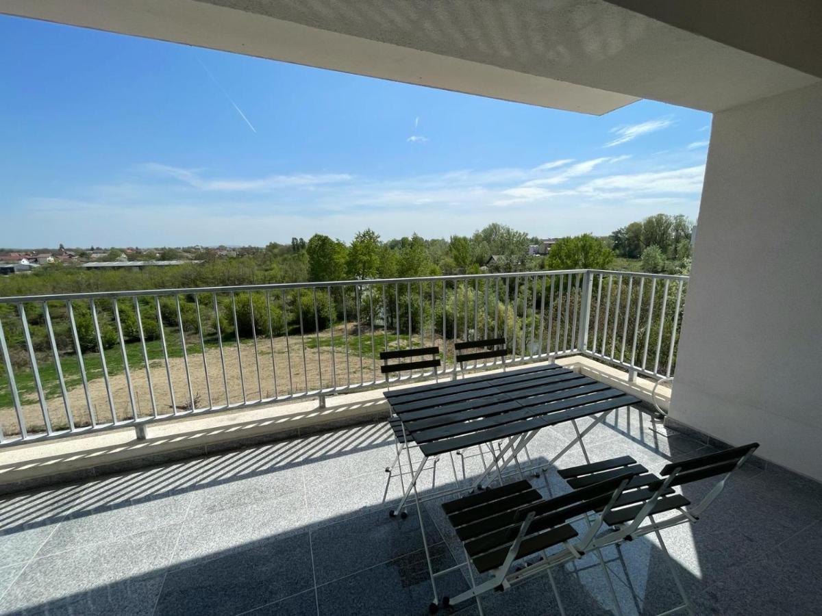 Spacious Riverside View, Class Park - B&B