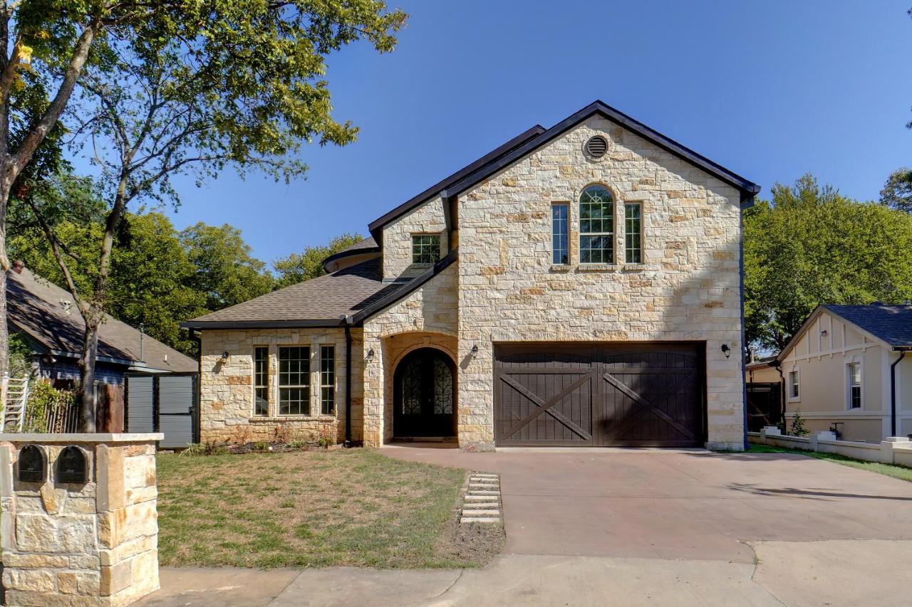 GORGEOUS 5-bd 4ba w Pool, Hot Tub, 2 kitchens, & Game Room Near Dallas Airports! - B&B Irving