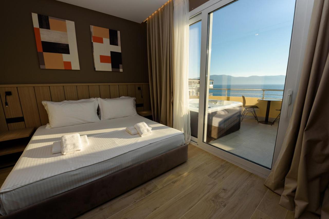 Zimmer mit Queensize-Bett und Meerblick