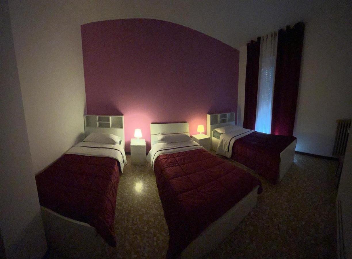 Deze driepersoonskamer heeft een gedeelde badkamer.