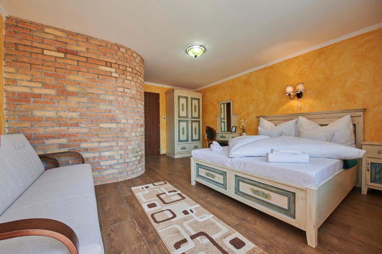Deluxe Room (2 Adults + 1 Child)