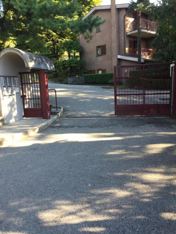 Appartamento in residence con piscina - B&B Luino