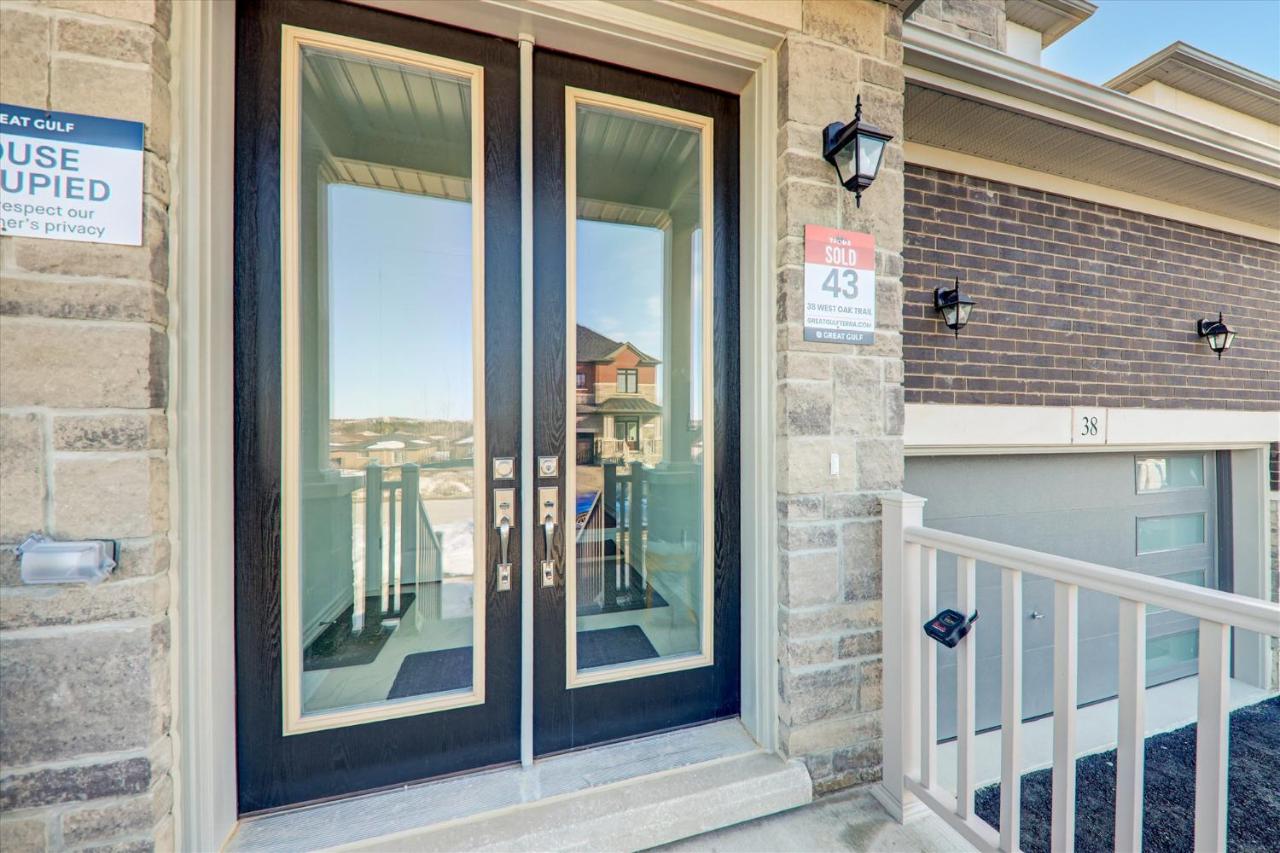 West Oak, Detached New Modern House In South Barrie - Built H plus ME Technology - Chambres d’hôtes Barrie