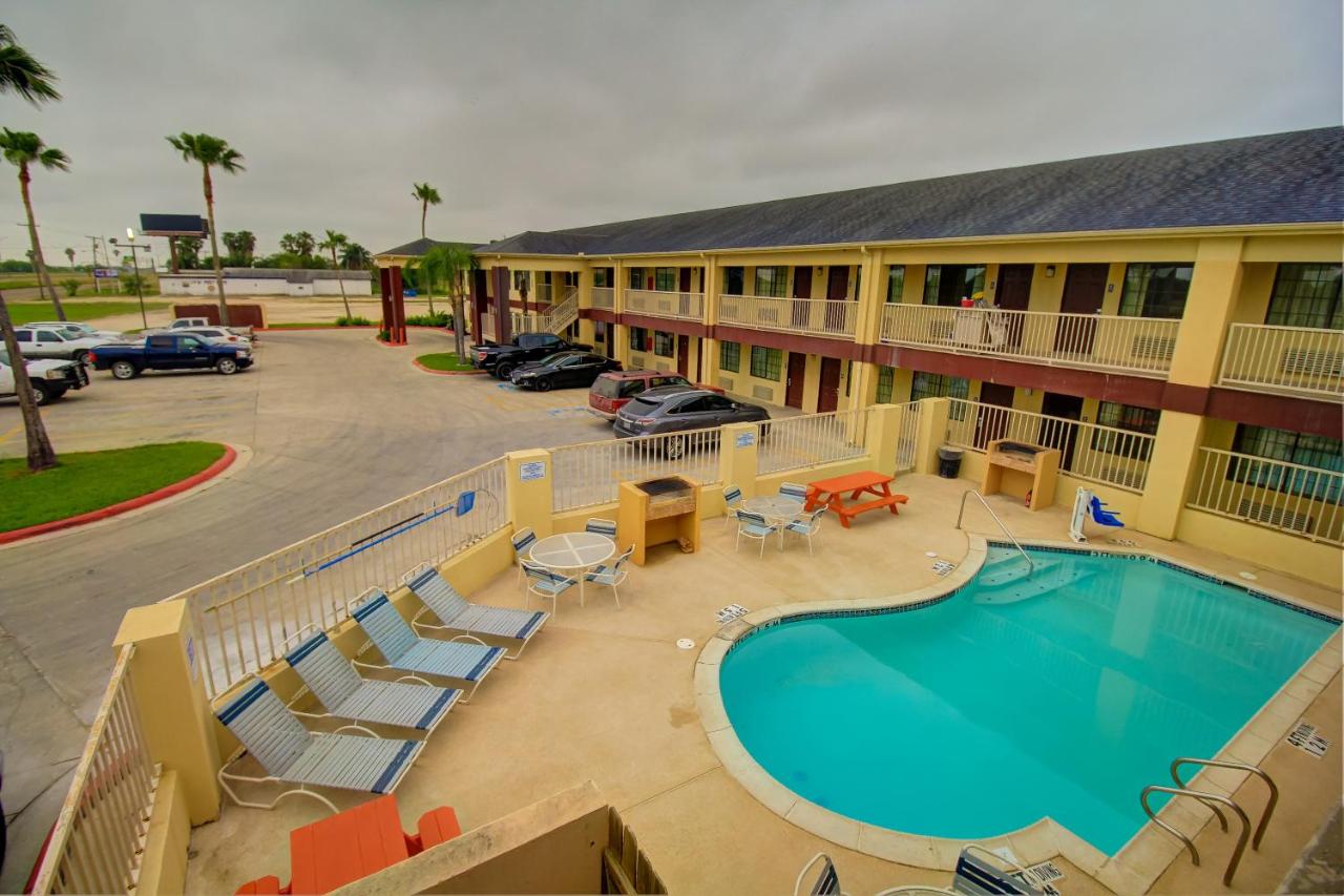 B&B Raymondville - Deluxe Inn and Suites - Bed and Breakfast Raymondville