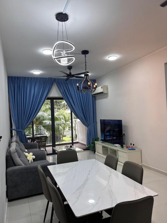 Pool View 3 Bedroom & 3 Bathroom Whole Unit - B&B Johor Bahru