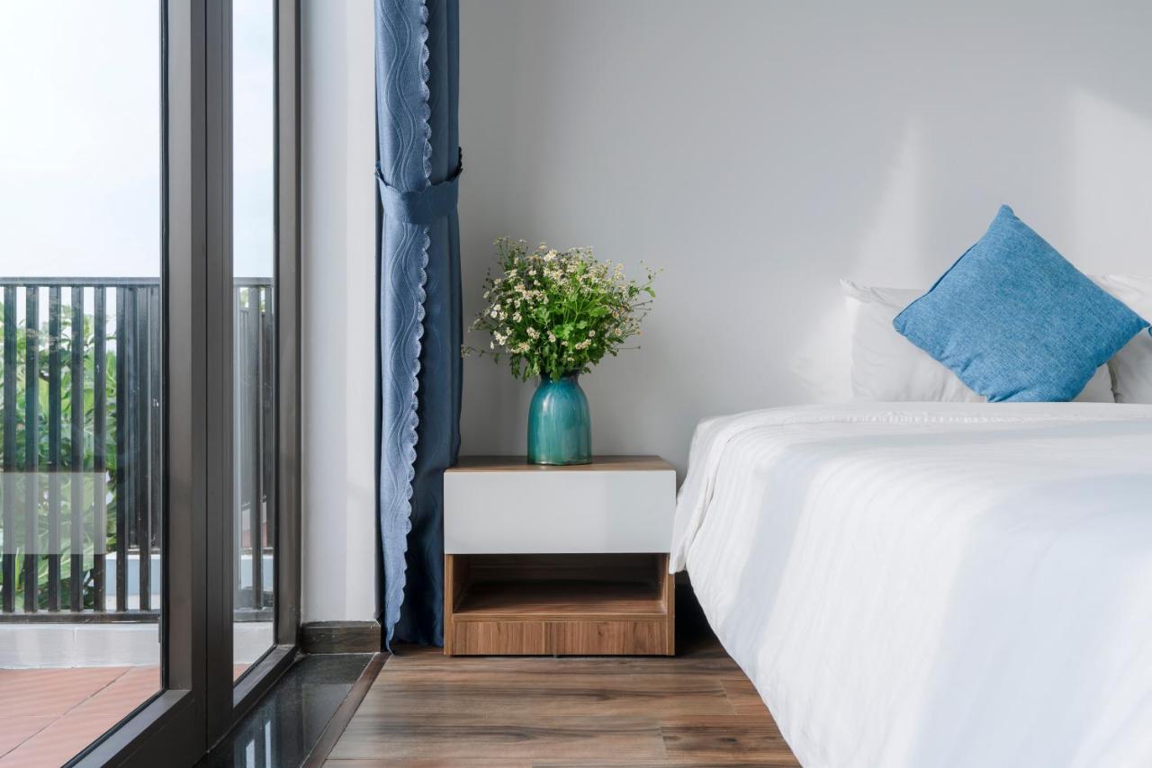 Deluxe Pool View Room