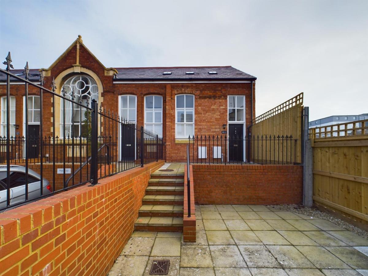 Luxury Town Centre Stay 2-Bed Chapel Conversion with Private Parking - B&B