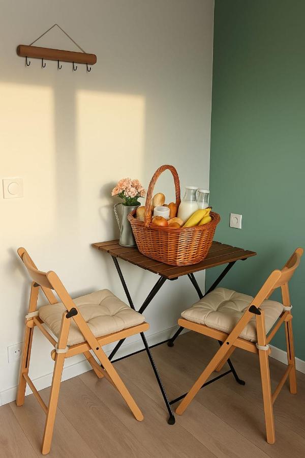 Chambre privée 350 m de la mer et proche et gr34 avec coin repas et micro onde - B&B