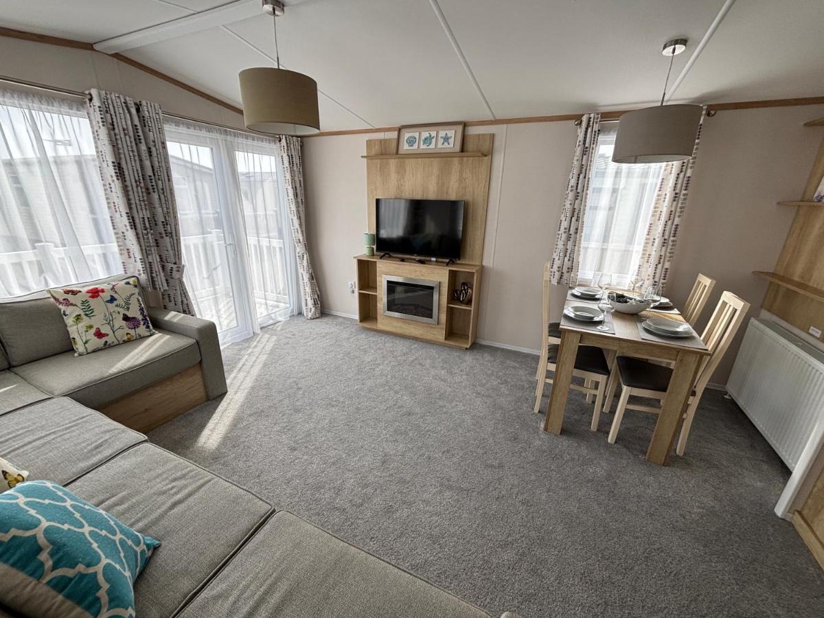 Palm Grove 19 - Golden Palm - Central Heating, WiFi, pet friendly, bed linen - Meadow Lakes Caravan & Lodge Hire - Chambres d'hôtes Chapel Saint Leonards