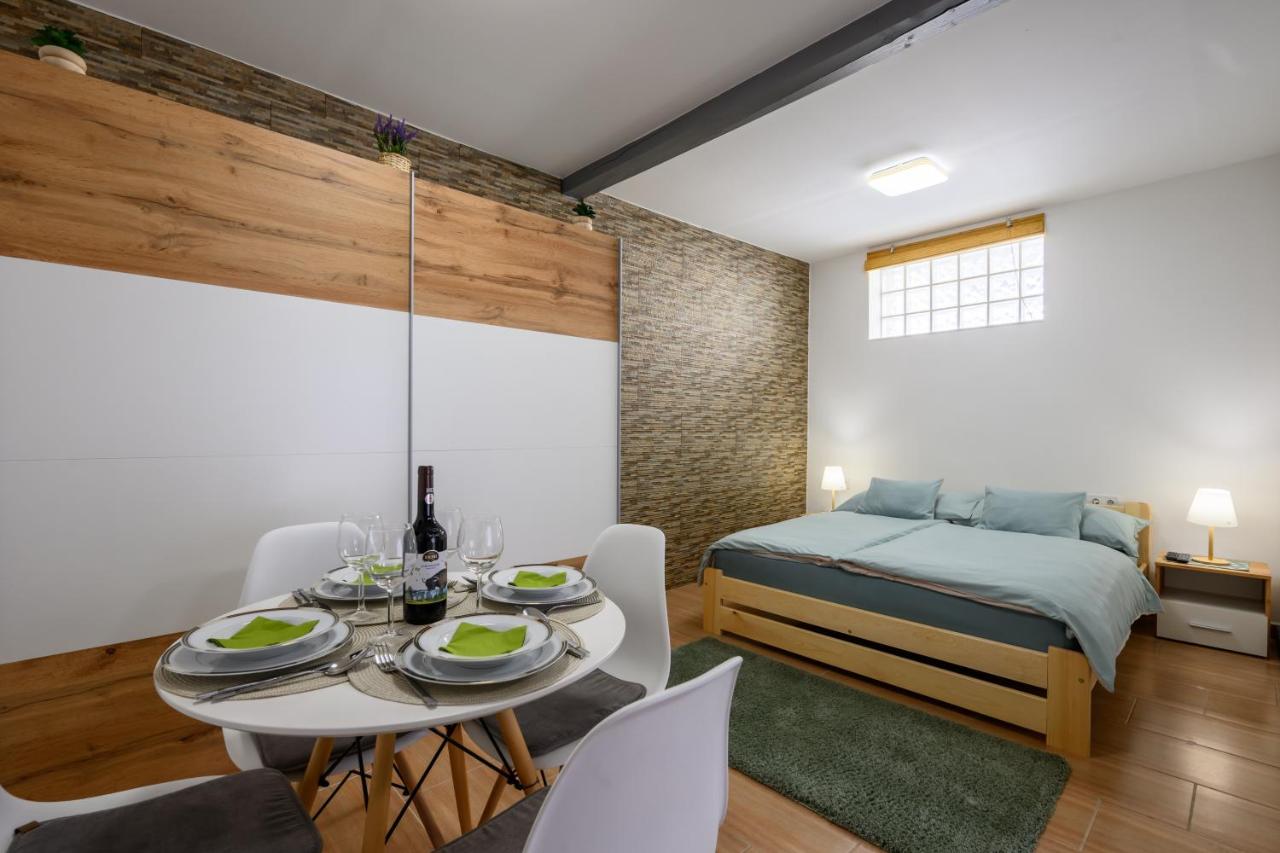 Kövirózsa Pihenőház - B&B