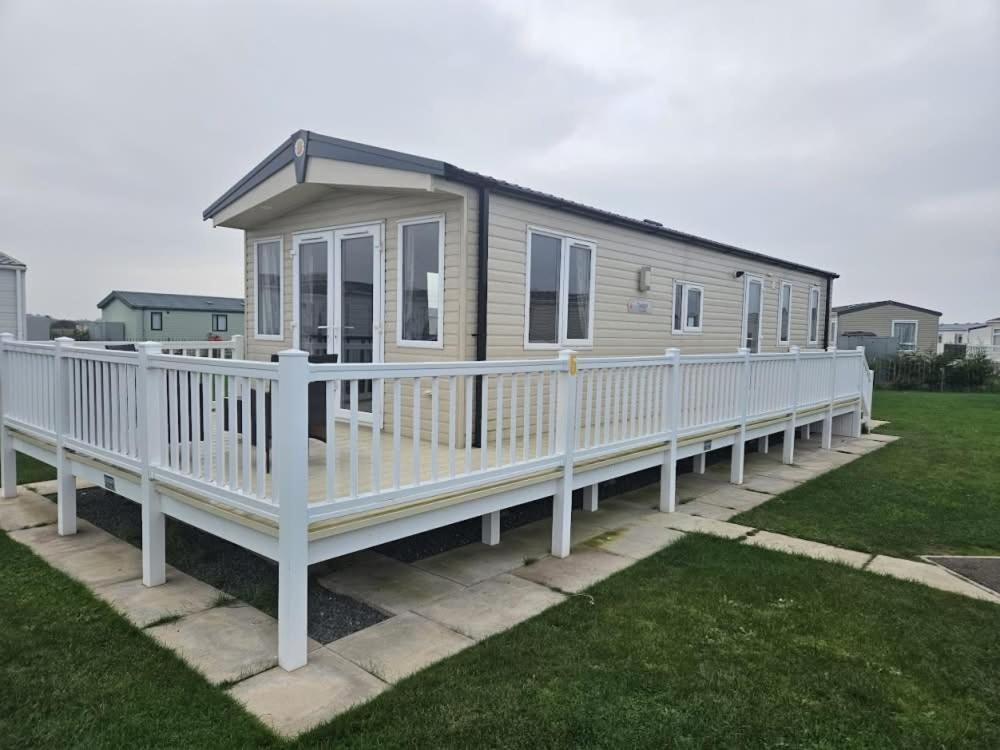 Wildflower Meadows 5 - Golden Anchor - Central Heating, Wi-Fi, pet friendly, bed linen - Meadow Lakes Caravan & Lodge Hire - B&B