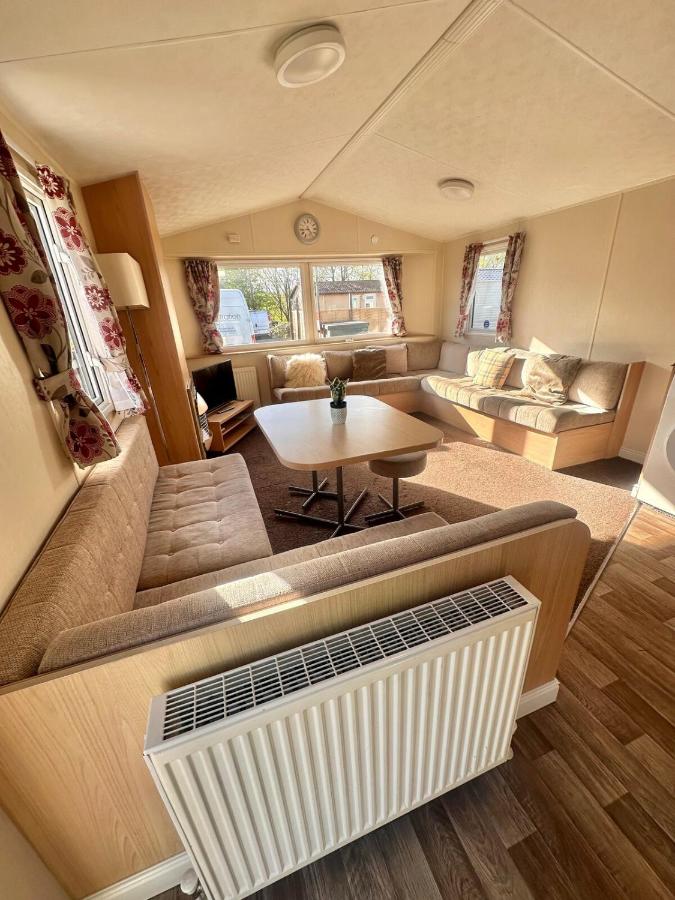 Two Bedroom Willerby Caravan Located in Uddingston, Glasgow at Maryville Caravan Site - B&B Uddingston