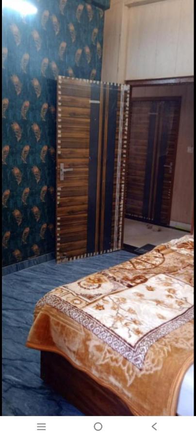 Prakash palace Ram Temple 300 meter dham jn 100 meter Full AC - Bed and Breakfast Ayodhya
