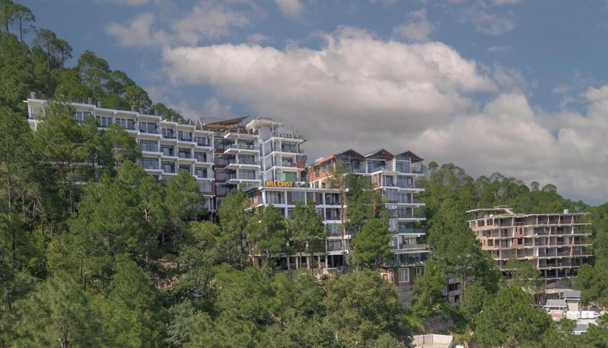 Atulya Casa Scenic ! 2BHK With Private Lawn ! Mountain View ! Roof Top Restaurant ! Kasauli - B&B