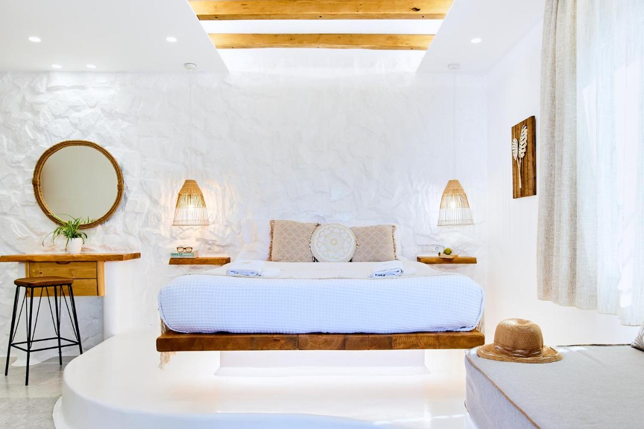 Luxury triple room with sea view and jacuzzi 