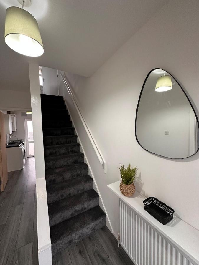 CBS Arena - Modern Home Near M6 NEC and UHCW Hospital - Ideal for Work Stays - Chambres d'hôtes Coventry