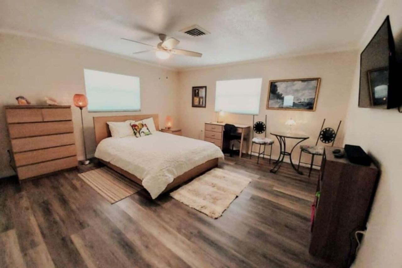 535 Pet Friendly Room 1 Mile to Manasota Beach - B&B
