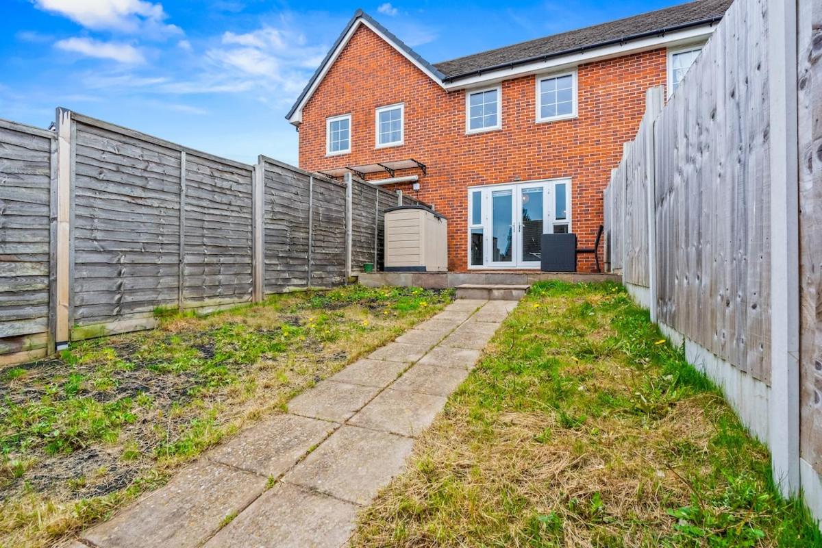 Stunning 2BR House with Garden, Netflix Walk 30min to Alton Tower - B&B Stoke-on-Trent