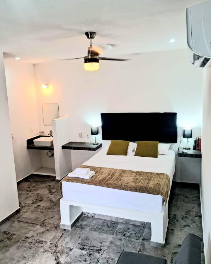 Lavish Studio Balcony #4 Isla Mujeres Downtown - B&B
