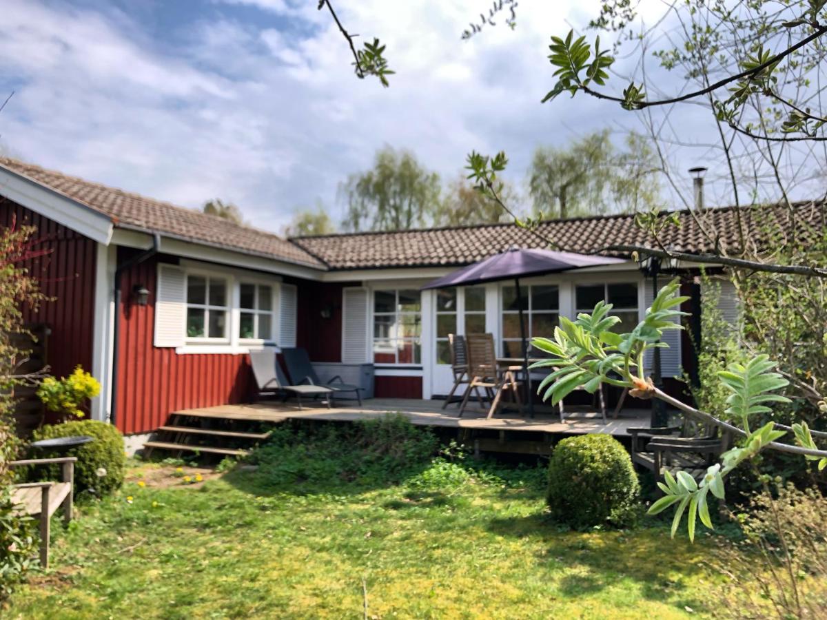Cozy Cabin in Skäralid Close to Pool and Lake - Bed and Breakfast Ljungbyhed