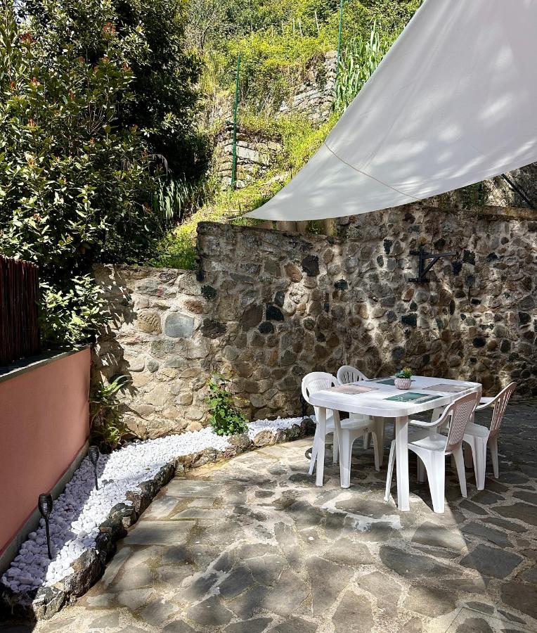Terrace & Parking - Holiday Home near Fegina Beach - Chambres d'hôtes Monterosso al Mare