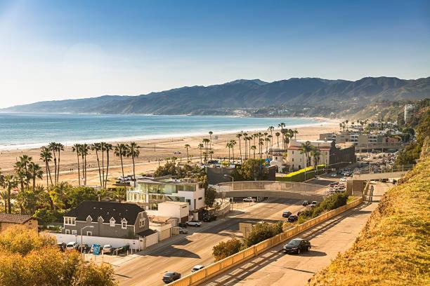 Splendid 2BR, 2BA Apt 12 Min Walk to SM Pier! - B&B Los Angeles