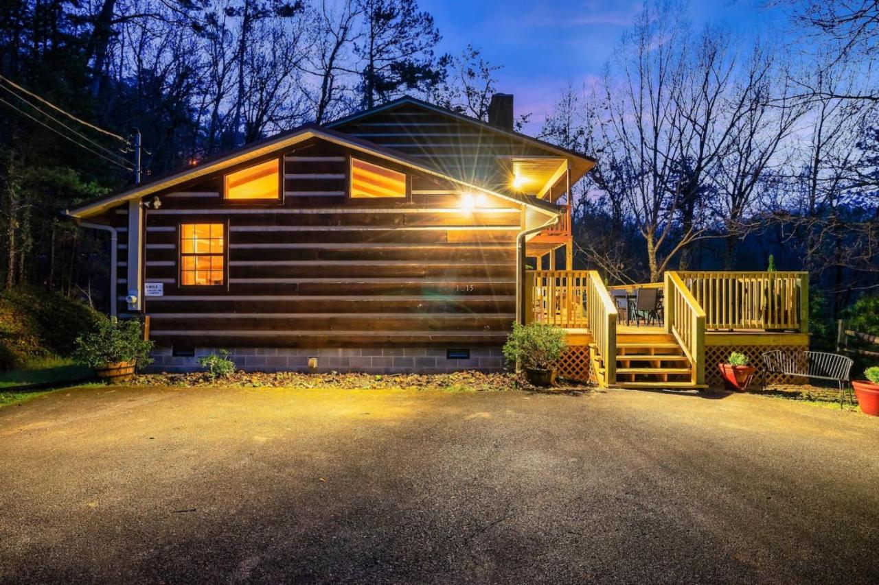 Tree House Tranquility Cabin Close to Dollywood - B&B Sevierville