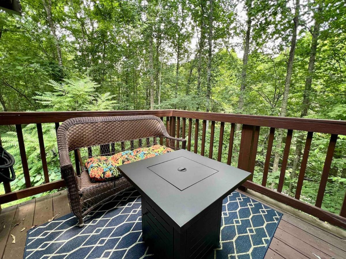 Jungle Fever Honeymoon Cabin Hot Tub - B&B Sevierville
