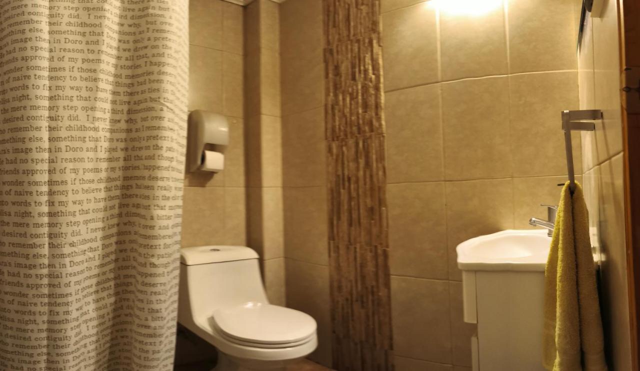 Tweepersoonskamer met 2 Aparte Bedden en Eigen Badkamer