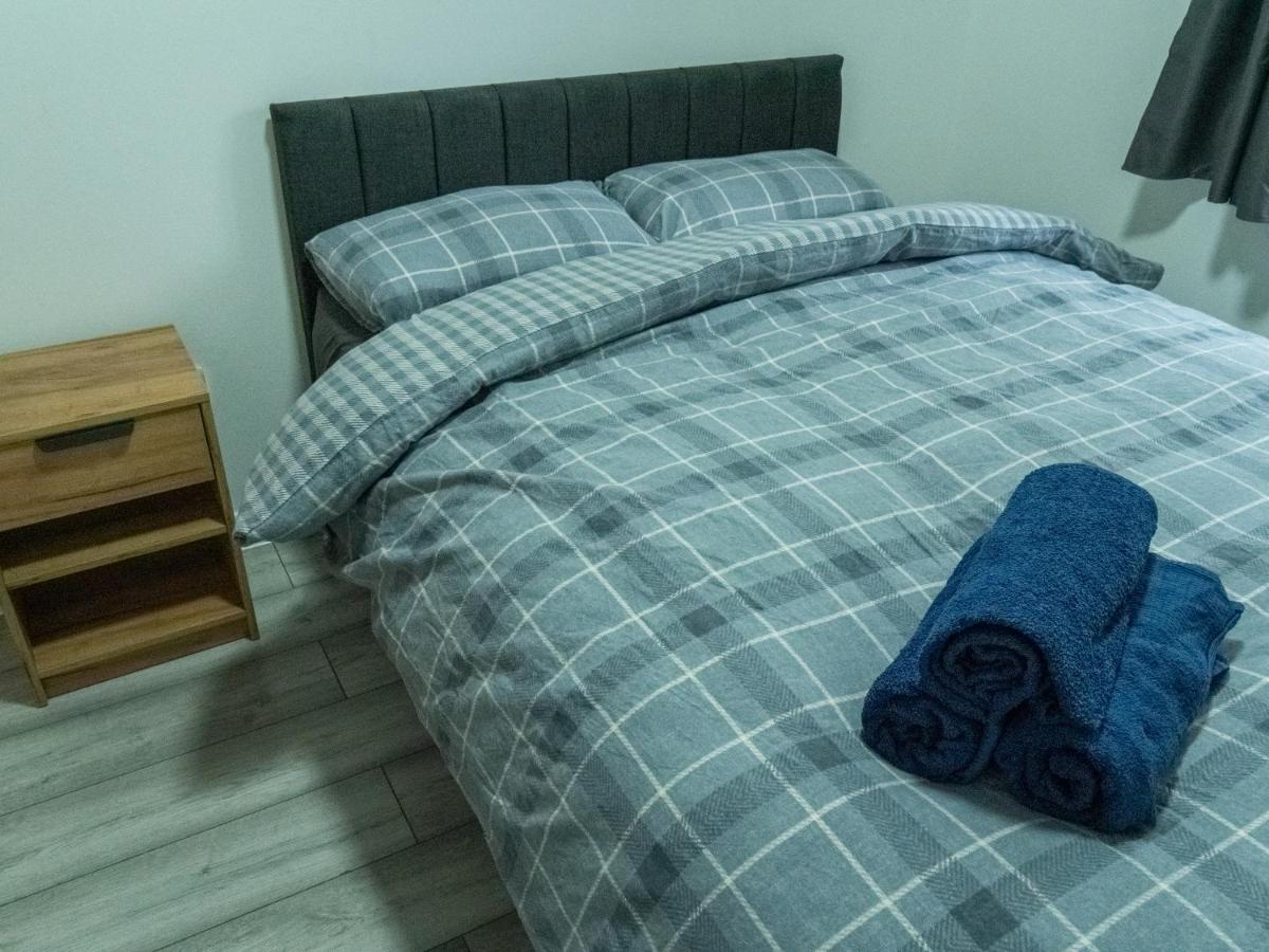 Stunning Modern 2 Bed Flat, with Parking, Near Town - B&B
