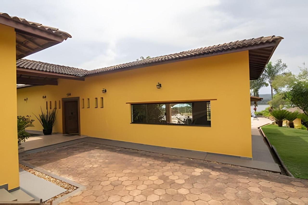 CASA na REPRESA de DELFINÓPOLIS 7 quartos sendo 6 suítes, piscina borda infinita, piscina infantil, vista para a SERRA DA CANASTRA - Chambres d’hôtes