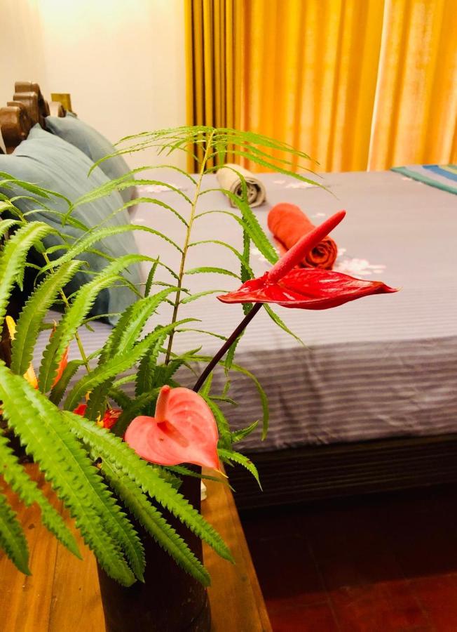 Zimmer mit Kingsize-Bett und Balkon