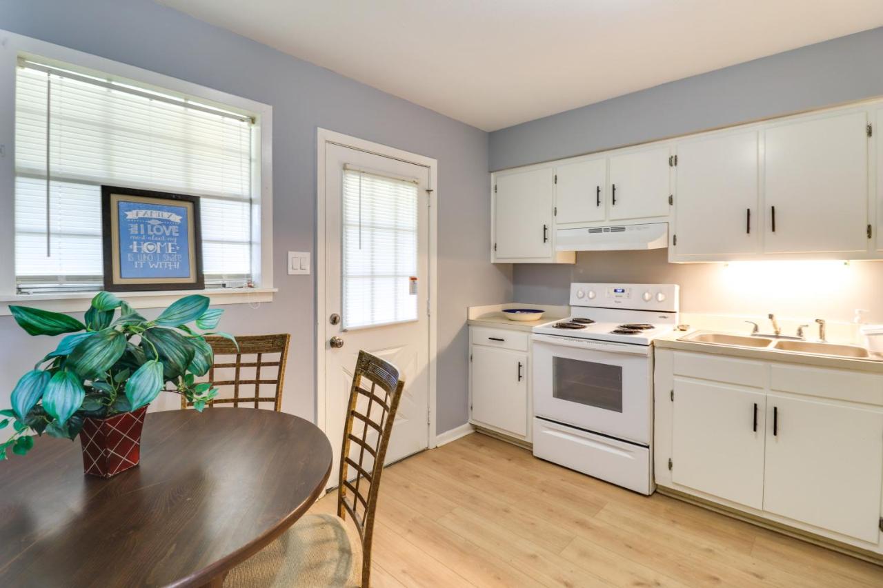 Walk to Eats & Entertainment: Home in Brookhaven - B&B Brookhaven