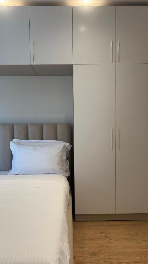 Deluxe One-Bedroom Apartment