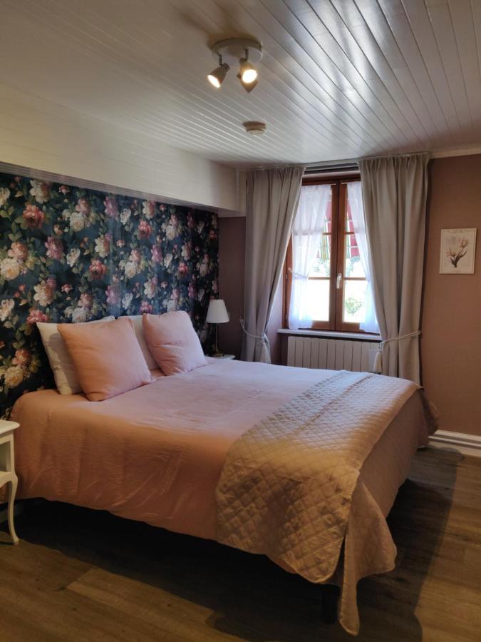 Großes Doppel-/Zweibettzimmer
