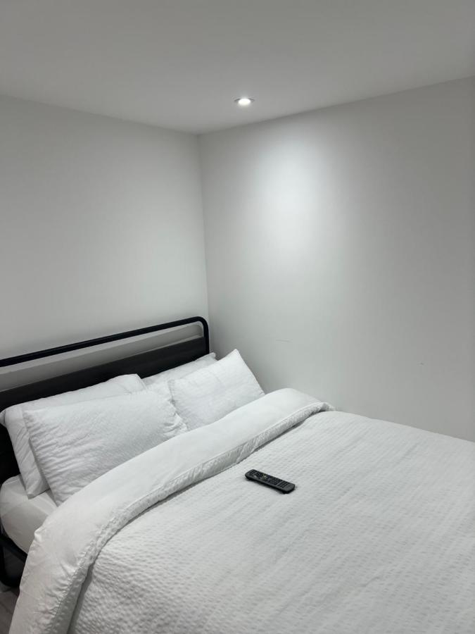 QB Stylish 2 Bedroom Apartment - Smart TV - Wifi - Parking - Bed and Breakfast