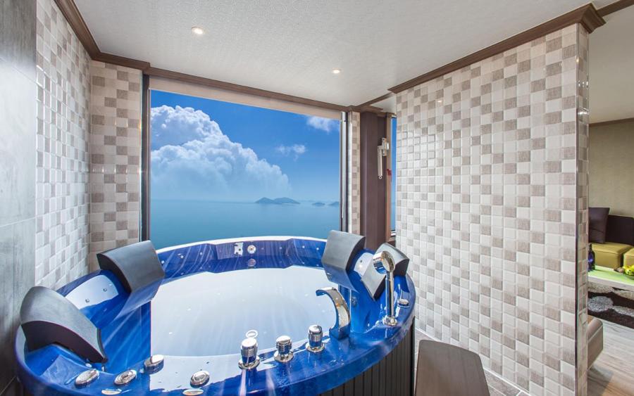 Family Room with Spa Bath