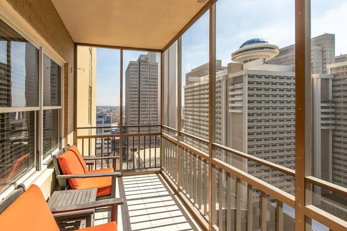 High Rise Downtown Condo with Skyline View - B&B